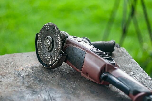 Die beiden Männer, die der Personenbeschreibung des Zeugen entsprachen, führten noch den besagten Winkelschleifer mit und wurden von Polizeibeamten festgenommen. (Symbolbild) | Foto: pixabay.com