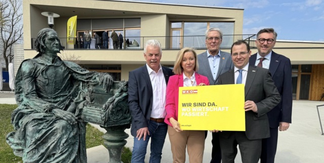 Regionalstellenobmann KommR Stefan Kneisz, Frau in der Wirtschaft-Bezirksvorsitzende Petra Herz, WK-Vizepräsident KommR Paul Kraill, WK-Präsident Andreas Wirth und WK-Direktor Harald Schermann. | Foto: WKB