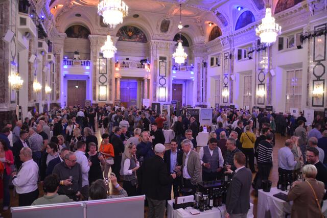 Hunderte Besucher kosteten sich in der Wiener Hofburg quer durch die Burgenländischen Weine