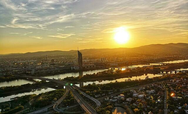 Noch ein paar Wolken könnte es am Morgen über der Stadt geben. Diese sollten aber schon bald der Vergangenheit angehören. | Foto: Marco Montero Pisani/ Unsplash
