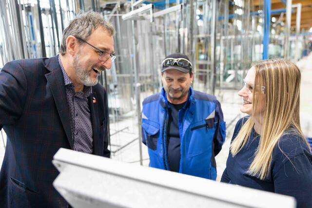 AK-Präsident Gerhard Michalitsch bei seinem 300sten Betriebsbesuch im Burgenland bei AGC Interpane in Parndorf. | Foto: AK Burgenland
