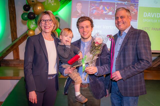 Die Goldene gab es für David Serdaroglu. Bürgermeisterin Andrea Völkl und Sport-Stadtrat Pohl gratulierten. | Foto: Stadtgemeinde Stockerau