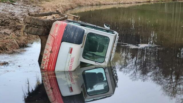 Dieser Bagger ist in einem Teich gerutscht | Foto: Feuerwehr Rassach