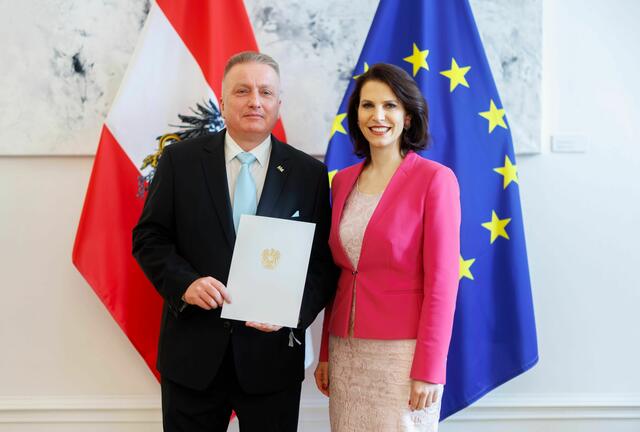 Wirtschaftskammer-Funktionär Hermann Eschbacher und Bundesministerin Karoline Edtstadler. | Foto: BKA / Andy Wenzel