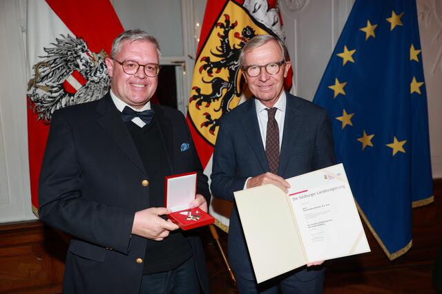 Überreichung des Pro Caritate Verdienstzeichen des Landes Salzburg an Hannes-Marcel Bichler aus Innsbruck. | Foto: Land Salzburg / Franz Neumayr