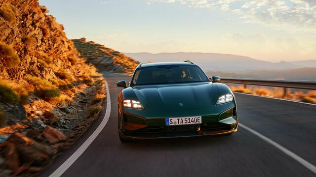 Neu und optional beim Porsche Taycan sind Hauptscheinwerfer mit hochauflösender HD-Matrix Technologie. Diese erzeugen mit detaillierten Optiken nun auch bei Nacht die markentypische Vierpunkt-Grafik.  | Foto: Porsche