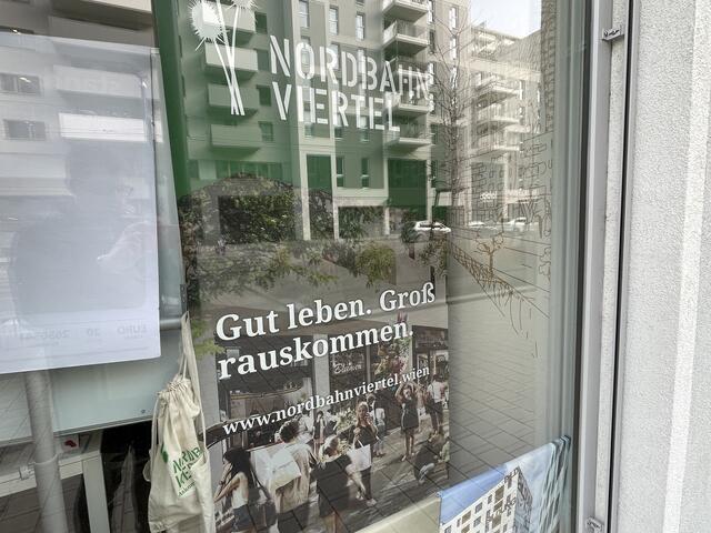 "Gut leben. Groß rauskommen", so das Motto der Nordbahnviertel Service GmbH – zu sehen in deren Auslage in der Bruno-Marek-Allee. | Foto: Johannes Reiterits