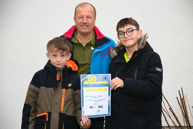 Moritz Bäck (li) und Michael Hofer (re) freuen sich mit Direktor Hans-Peter Indra über den tollen Sieg bei den Snowboard-Landesmeisterschaften am Feuerkogel. | Foto: Alfred Hofer