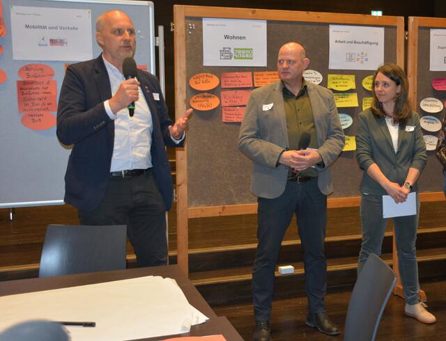 Stadtrat Stefan Hohenauer (l.i) dankte am Ende der Veranstaltung allen Teilnehmerinnen und Teilnehmer des Workshops. Daneben Hannes Lichtner (ÖZIV) und Moderatorin Barbara Plank. | Foto: Standortmarketing/Kleinheinz