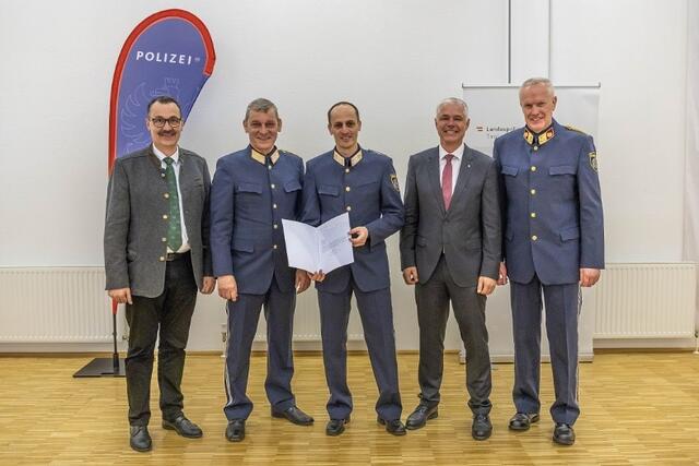 Im Bild v.l.: Bgm. Andreas Gleirscher, Landespolizeidirektor Helmut Tomac, KontrInsp. Clemens Ebner, BH Michael Kirchmair und Bezirkspolizeikommandant Gerhard Niederwieser | Foto: Polizei