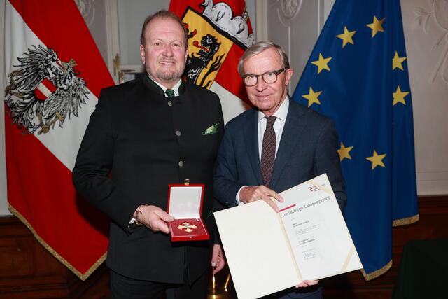 berreichung des Ehrenzeichen des Landes Salzburg an Reinhold Kelderer aus Bergheim | Foto: Land Salzburg / Franz Neumayr