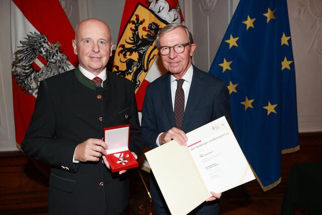 Überreichung des Verdienstzeichen des Landes Salzburg an Gerhard Klonner aus Hallein. | Foto: Land Salzburg / Franz Neumayr