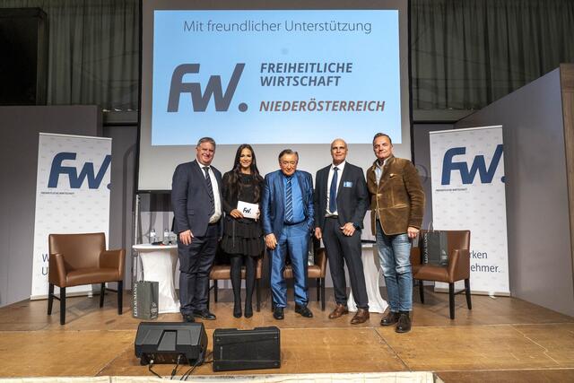 Über 150 Gäste versammelten sich im malerischen Kaiserbahnhof in Laxenburg, um den Worten von Baumeister Lugner und anderen Experten zu lauschen. | Foto: Freiheitliche  Wirtschaft  Niederösterreich