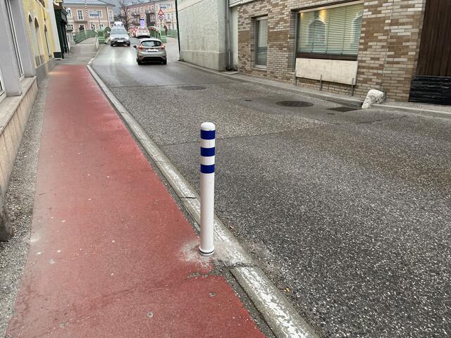 Der Sperrpoller auf der Grazer Straße wurde an dieser Engstelle aufgestellt. Er soll verhindern, dass Autos die Sperrlinie überfahren und so die Fußgängerinnen und Fußgänger gefährden.