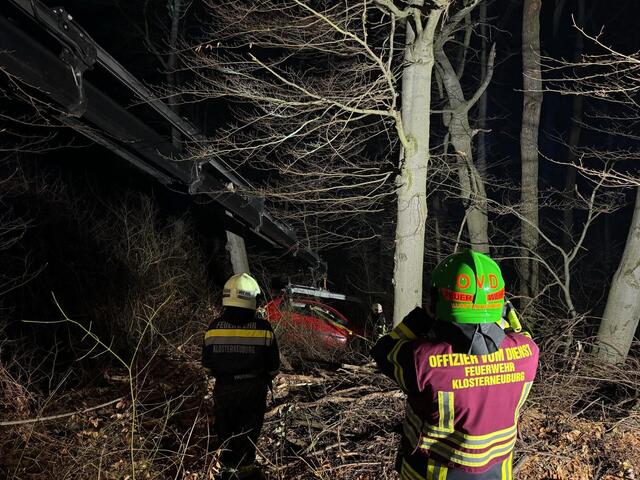 Der Unfall ereignete sich kurz vor Mitternacht. | Foto: FF Klosterneuburg