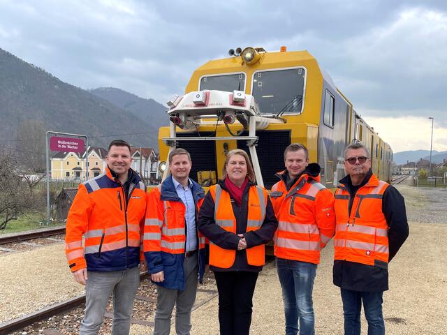 David Buchbauer und Bernhard Antony von Plasser&amp;Theuerer, Niederösterreich Bahnen Geschäftsführerin Barbara Komarek sowie Christian Postl und Michael Krueger aus der Infrastruktur Instandhaltung &amp; Bau der Niederösterreich Bahnen (v.l.) | Foto: NB/Wegscheider