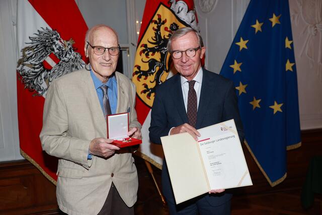 Überreichung des Verdienstzeichen des Landes Salzburg an Horst Scholz aus Zell am See. | Foto: Land Salzburg / Franz Neumayr