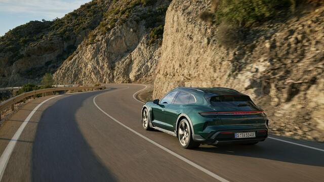 Ausschlaggebend für die gleichzeitige Verbesserung von Performance und Effizienz beim neuen Porsche Taycan sind u. a. ein weiterentwickelter Antriebsstrang mit einem stärkeren Hinterachsmotor, leistungsfähigere Batterien, ein überarbeitetes Thermokonzept und eine optimierte Rekuperations- und Allradstrategie. | Foto: Porsche