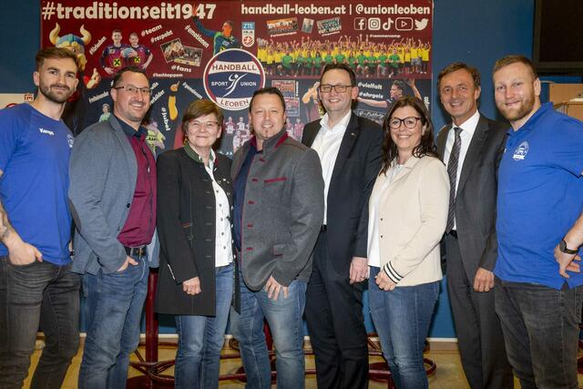 Sponsorenabend der Handball Sportunion Leoben: Handballer Lukas Moser, Cheftrainer Stephan Hödl, Vizebürgermeisterin Birgit Sandler, Präsident Alfred Leithold, Raiffeisenbank-Geschäftsleiter Matthias Zitzenbacher, Mettop-CFO Iris Filzwieser, Stadtwerkedirektor Ronald Schindler, Spieler Marek Kovacech (v.l.). | Foto: Klaus Pressberger