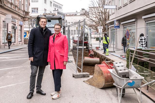 Die Baumpflanzoffensive im Neustadtviertel geht weiter: Klimastadträtin Eva Schobesberger und Landesrat Stefan Kaineder beim Lokalaugenschein in der Schillerstraße. 

 | Foto: Land OÖ/Gerstmair