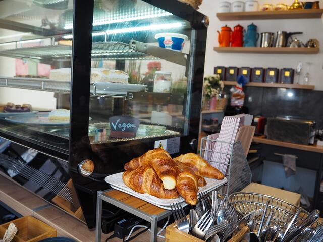 Ganztägiges Frühstück und frische Croissants findet man im Café "La Crèmerie". | Foto: Anna Rauchecker