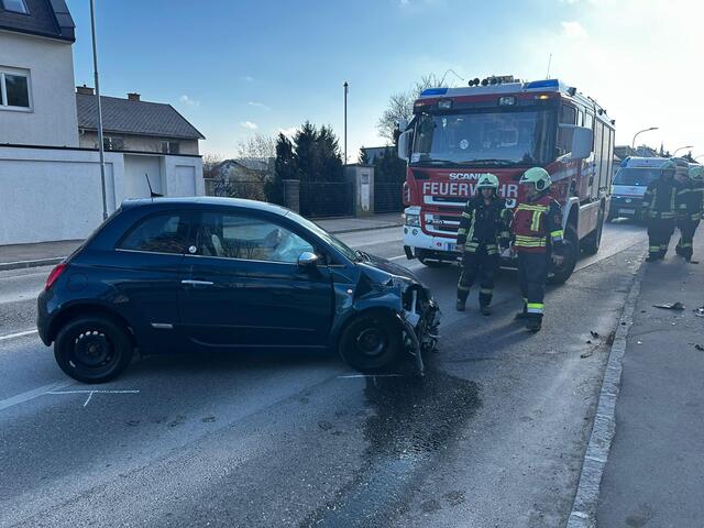 Die Kameraden reinigten die Unfallstelle. | Foto: FF Klosterneuburg