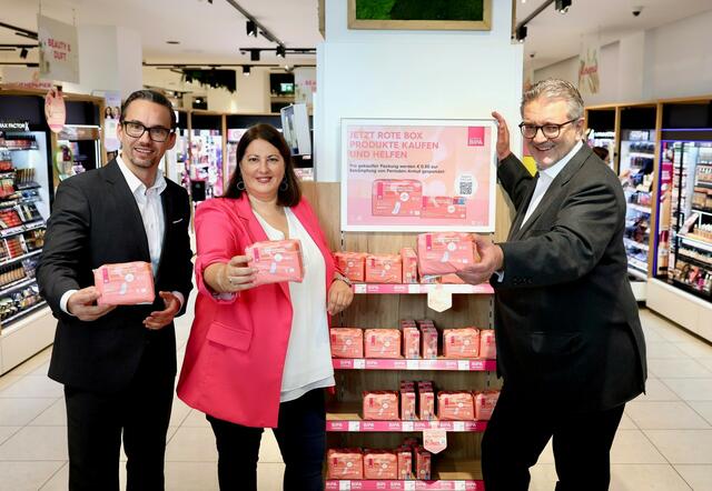 Bei der Präsentation der "Roten Box" (v.l.): Bipa-Geschäftsführer Markus Geyer, Vizebürgermeisterin und Frauenstadträtin Kathrin Gaál (SPÖ) und Gesundheitsstadtrat Peter Hacker (SPÖ). | Foto: PID/Martin Votava 