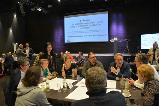 An acht Tischen wurden die gestellten Fragen mit den Teilnehmerinnen und Teilnehmer diskutiert. Darunter war auch Bgm. Martin Krumschnabel. | Foto: Standortmarketing/Kleinheinz