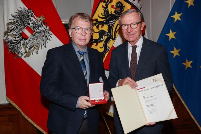 Überreichung des Verdienstzeichen des Landes Salzburg an Friedrich Michael Steger aus Elixhausen. | Foto: Land Salzburg / Franz Neumayr