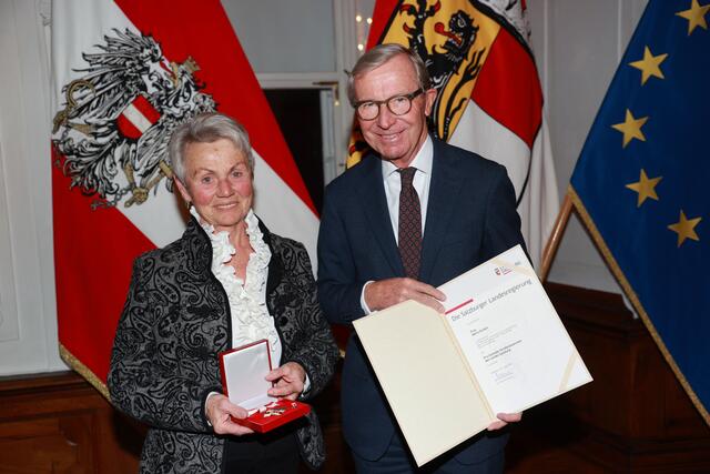 Überreichung des Pro Caritate Verdienstzeichen des Landes Salzburg an Maria Gruber aus Neumarkt am Wallersee. | Foto: Land Salzburg / Franz Neumayr