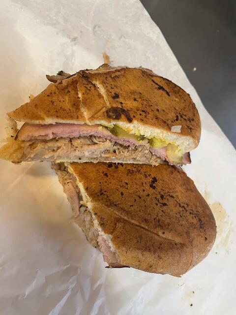 Auch das Pastrami Sandwich ist ein wahres Highlight. | Foto: Fabian Franz/RMW