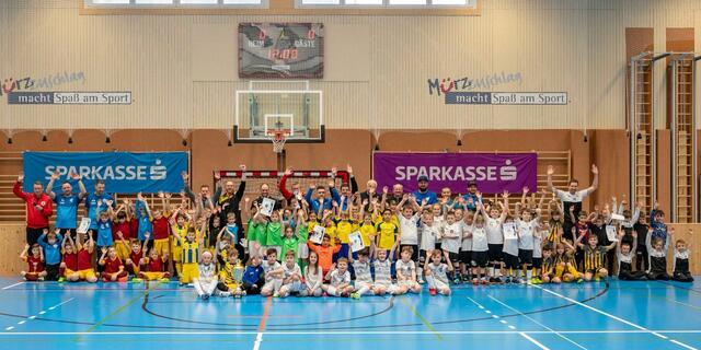 Die Freude bei den jungen Kickern und Kickerinnen war groß. | Foto: Rinnhofer