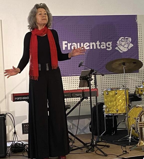 "UNERHÖRT - ein Blick auf die Welt nach 5.000 Jahren Patriarchat". Mit dieser tragischen Farce stellte Gabriele Köhlmeier in Orth die Überlebensfrage.