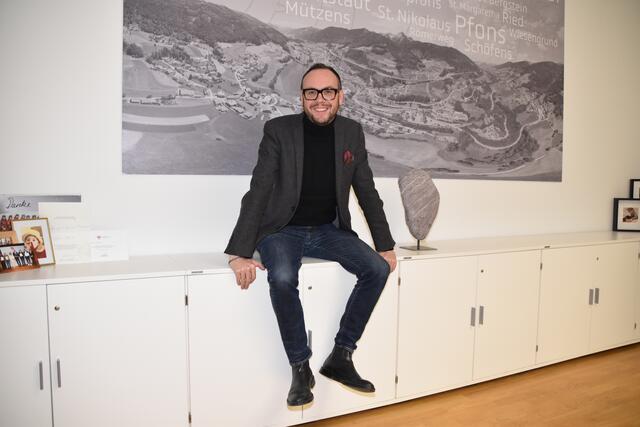 "Es braucht mehr Schritte als jenen vom großen Haus ins Altersheim", so Bgm. Patrick Geir zu seiner Vision. | Foto: Kainz
