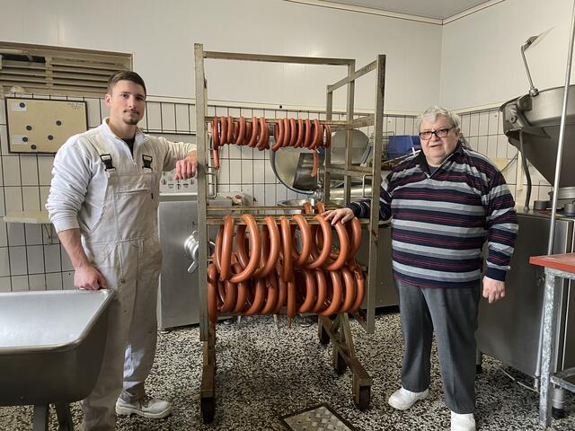 Fleischermeister Alois Brunner und Enkelsohn Felix (li.) sind stolz auf ihre international ausgezeichneten Fleisch- und Wurstwaren. | Foto: Elisabeth Kloiber