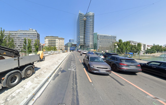 Seit knapp einem Jahr wird an der Aspernbrücke, die den Donaukanal überspannt und die Innere Stadt mit der Leopoldstadt verbindet, saniert | Foto: Screenshot/Google Maps