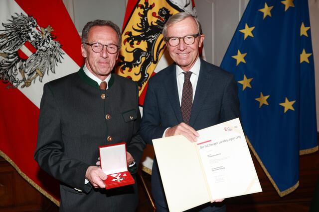berreichung des Verdienstzeichen des Landes Salzburg an Theobald Seyffertitz aus Salzburg. | Foto: Land Salzburg / Franz Neumayr