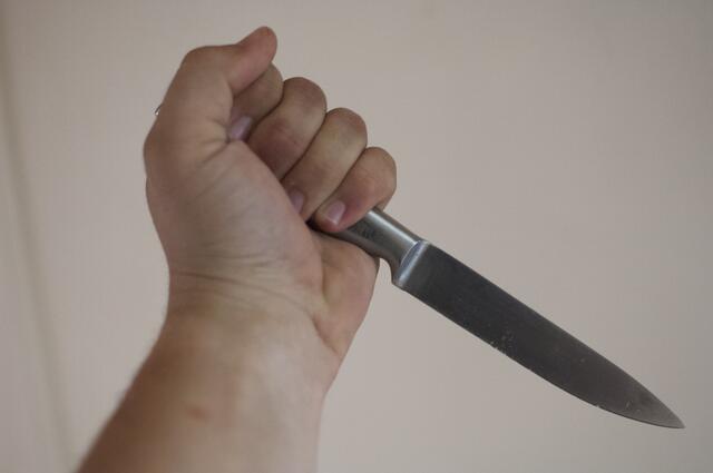 Offenbar im Alkoholrausch soll ein 25-jähriger Mann seine Partnerin und dessen Mutter mit einem Messer attackiert haben. (Symbolfoto) | Foto: Santrucek