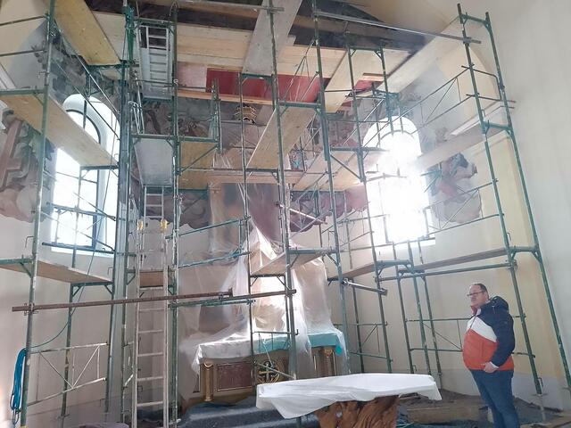 Pfarrer Mag. David Grandits im Altarraum der Neuberger Kirche.