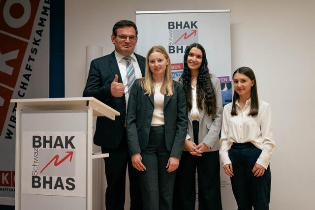 Betreuer Mag. (FH) Friedrich Stöckl, Celina Egger, Sarah Hofer und Sarah Sailer (5 BK) untersuchten die negativen Auswirkungen von Social Media auf die Psyche von Jugendlichen 
 | Foto: BHAK Schwaz