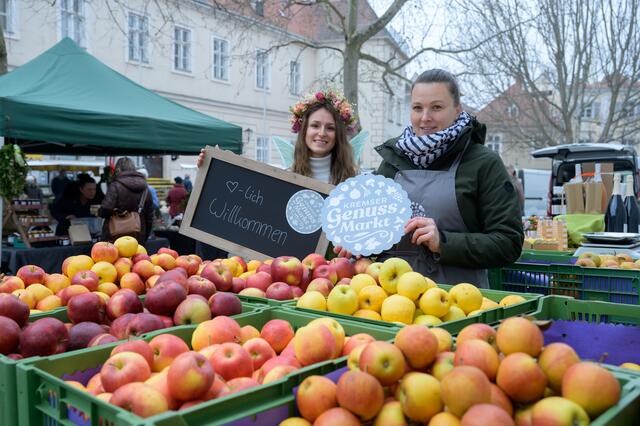 Mit der Eröffnung des Kremser Genussmarktes präsentieren sich 60 Stände mit den besten Spezialitäten aus der Umgebung von Krems.  | Foto: Attila Molnár