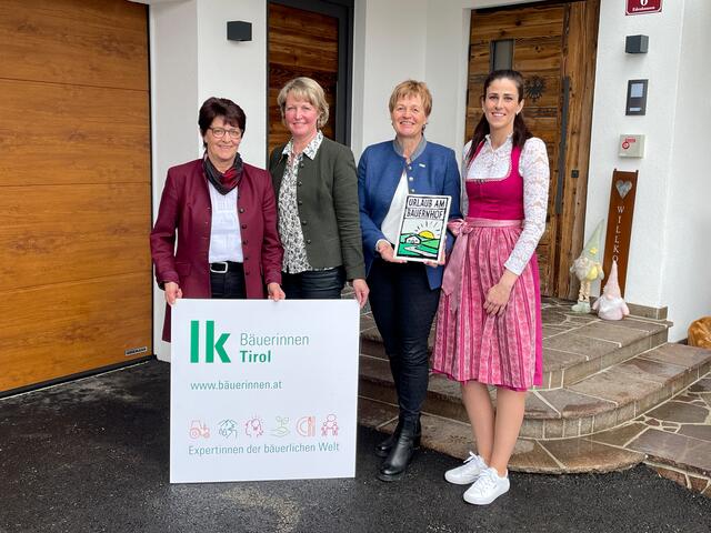 V.l.n.r.. Landesbäuerin Helga Brunschmid, Stellv. Andrea Lechleitner, Claudia Tschurtschentaler (Urlaub am Bauernhof) und Kathrin Mair vom Edenhauserhof in Natters | Foto: Hassl