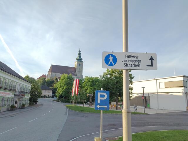 Neben der Kirche sollen in Steinerkirchen 15 Flüchtlinge, nur Familien, einziehen. Für die Sorgen und Fragen der Bürger gab es nun einen Infoabend. | Foto: Grüne