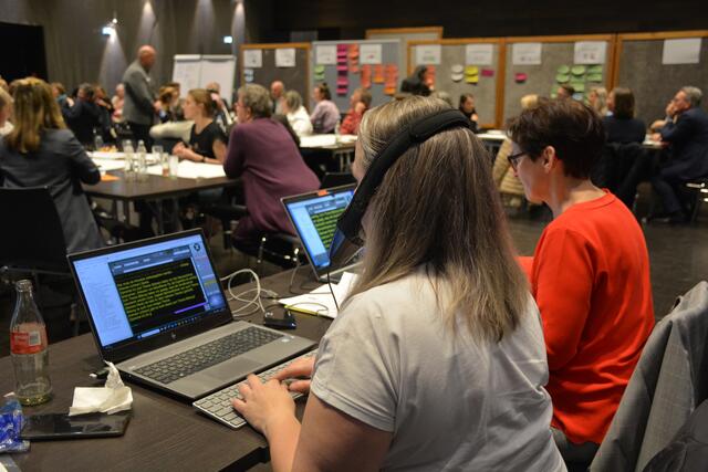 Die Beiträge wurden in Einfache Sprache übersetzt. Die Barrierefreiheit der Veranstaltung war den Organisator:innen ein großes Anliegen. | Foto: Standortmarketing/Kleinheinz