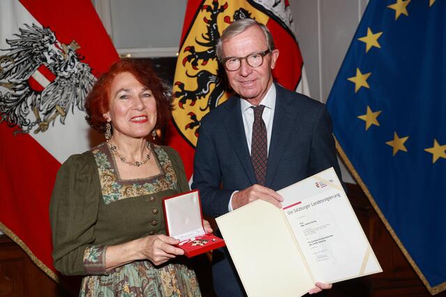 Überreichung des Pro Caritate Verdienstzeichen des Landes Salzburg an Amelie Höring aus Salzburg. | Foto: Land Salzburg / Franz Neumayr