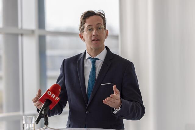 „Der Landtagssitzungssaal in St. Pölten hat mehr als ein Vierteljahrhundert beste Dienste geleistet", so freiheitliche Klubobmann im Niederösterreichischen Landtag LAbg. Ing. Mag. Reinhard Teufel. | Foto: Koppensteiner