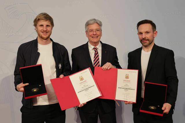 Landeshauptmann Peter Kaiser mit den beiden geehrten ehemaligen Spitzensportlern Martin Hinteregger und Thomas Koch. | Foto: LPD Kärnten/Didi Wajand