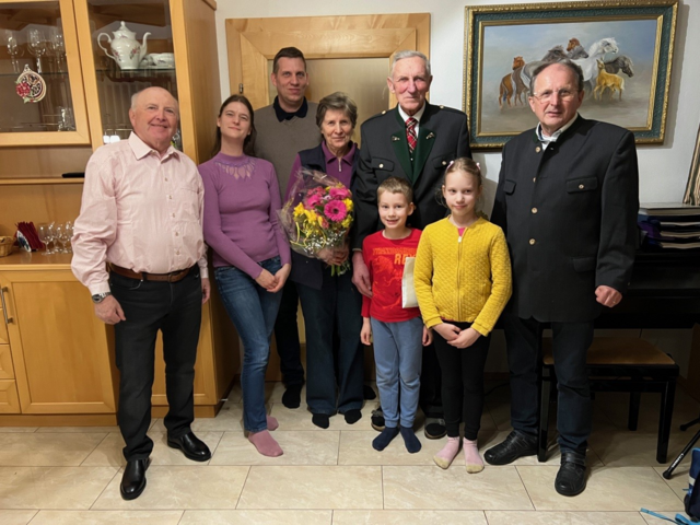 Johann Holzer mit seiner Familie sowie Josef Rothschedl (l.), Walter Hojas (r.) und Erwin Wutte (hinter der Kamera) vom ÖKB Mooskirchen | Foto: Wutte
