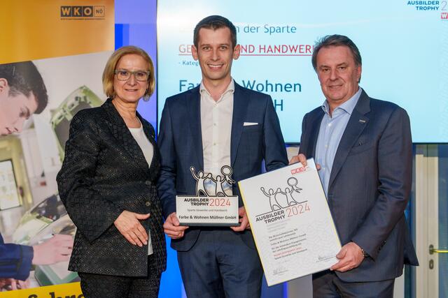 Landeshauptfrau Johanna Mikl-Leitner und WKNÖ-Präsident Wolfgang Ecker gratulierten Lukas Müllner (M. zum Gewinn der Ausbildertrophy. | Foto: Josef Bollwein