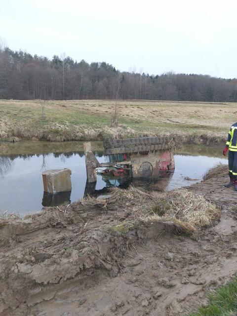 Das kommt nicht oft vor: Bagger im Teich. | Foto: Feuerwehr Rassach